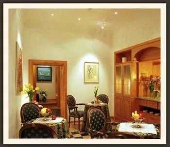 Couette-café Condotti 29 3*